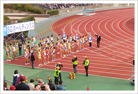 47都道府県代表校選手が競技場をスタート